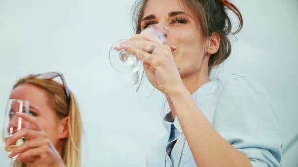 Women drinking champagne — Stock Video