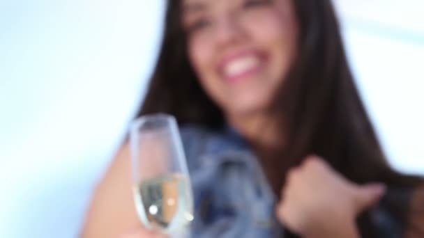 Frau stößt mit Champagner an — Stockvideo