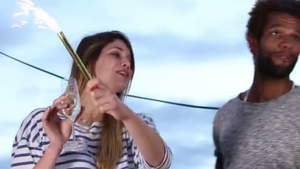 Pareja bailando con velas de fuegos artificiales — Vídeos de Stock