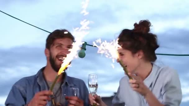 Casal dançando com velas de fogo de artifício — Vídeo de Stock