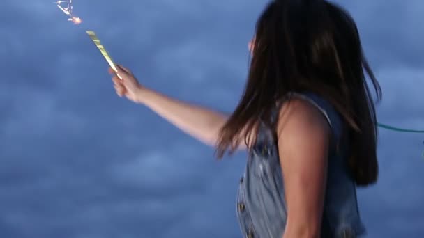 Женщина прыгает с фейерверком свечи — стоковое видео