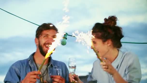 Casal dançando com velas de fogo de artifício — Vídeo de Stock