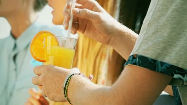 Nahaufnahme der Hand eines Mannes mit einem Glas Cocktail — Stockvideo