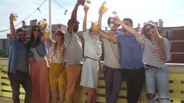 Amis toasting sur le toit — Video