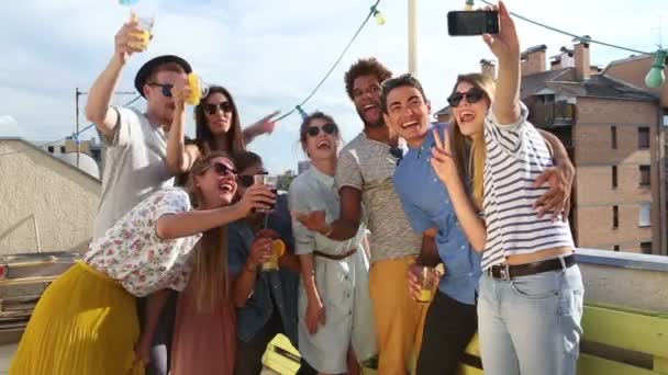 Amigos tomando selfie en la azotea — Vídeos de Stock