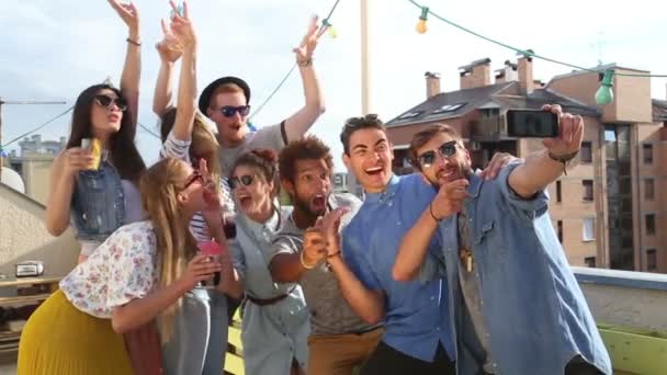 Przyjaciół, biorąc selfie na dachu — Wideo stockowe