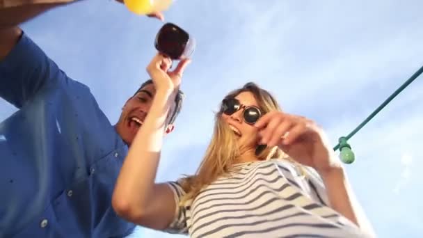 Couple  drinking cocktails — Stock Video