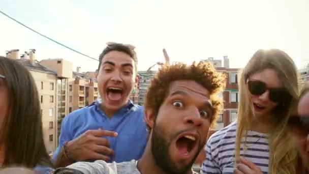 Парень снимает себя и друзей на вечеринке на крыше — стоковое видео