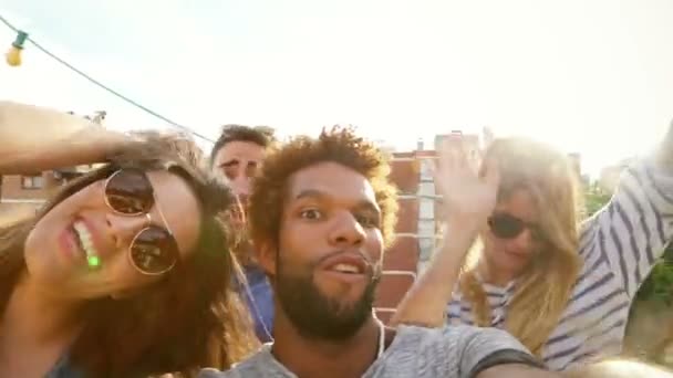 Facet filmowanie siebie i znajomych na imprezie na dachu — Wideo stockowe