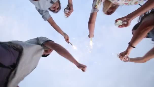 Amigos agitando velas de fuegos artificiales — Vídeo de stock