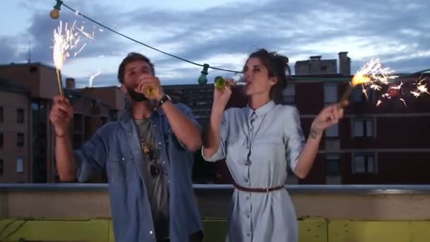 Couple waving with firework candles — Stock Video