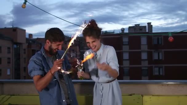 Casal acenando com velas de fogo de artifício — Vídeo de Stock