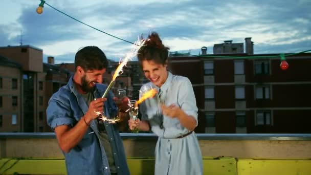 Casal acenando com velas de fogo de artifício — Vídeo de Stock