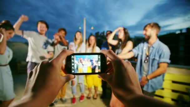 Manos filmando grupo de amigos — Vídeo de stock