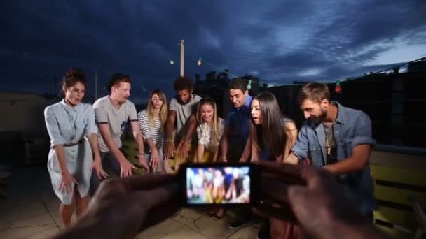 Manos filmando amigos bailando — Vídeo de stock