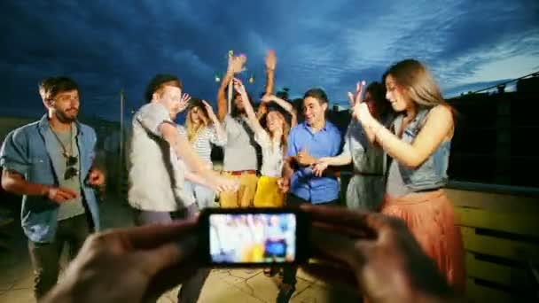 Mãos filmando amigos dançando — Vídeo de Stock