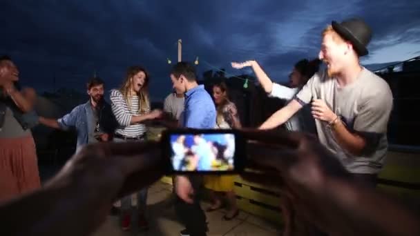 Mãos filmando amigos dançando — Vídeo de Stock