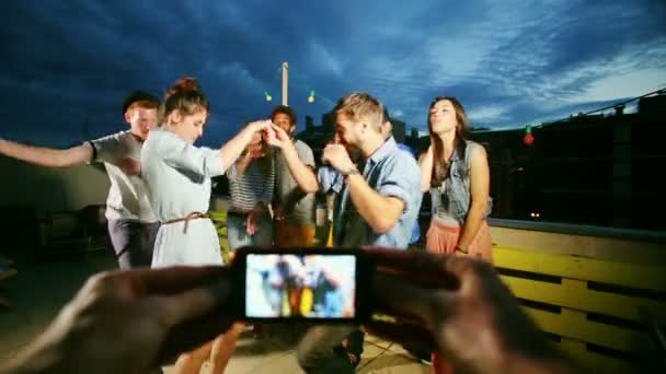 Mani filmare amici che ballano — Video Stock