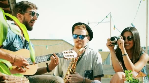 Ребята играют на гитаре и саксофоне — стоковое видео