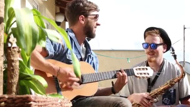 Mann spielt Gitarre — Stockvideo