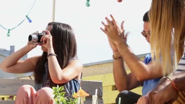 Amigos riendo en la fiesta en la azotea — Vídeos de Stock