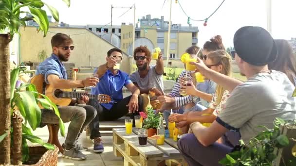 Amigos en la azotea y tostadas — Vídeos de Stock