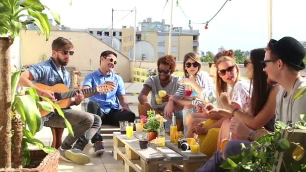 Amigos en la terraza de la azotea y hablar — Vídeo de stock