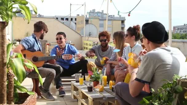 Amigos en la terraza de la azotea y hablar — Vídeo de stock