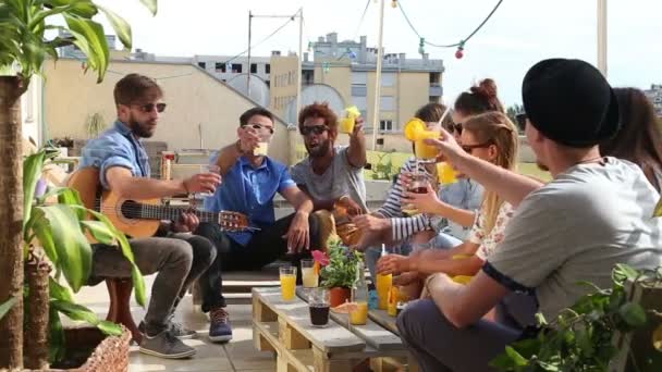 Friends on rooftop and toasting — Stock Video