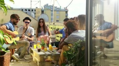 gitar ve saksafon oynayan çocuklar 