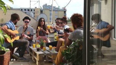 bir çatıda toasting arkadaşlar 