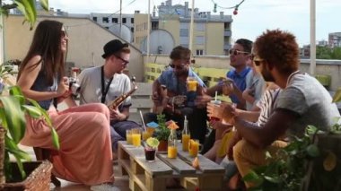  bir çatıda toasting arkadaşlar