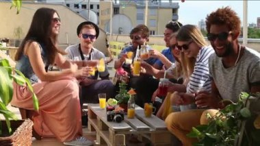  Kokteyllerle kadeh kaldıran arkadaşlar. 