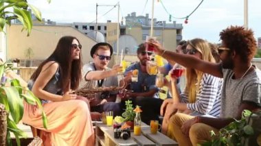  Kokteyllerle kadeh kaldıran arkadaşlar. 