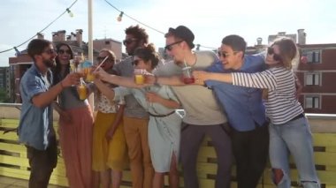 kamera doğru toasting arkadaşlar