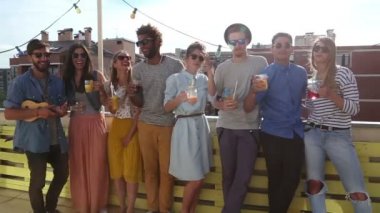 kamera doğru toasting arkadaşlar