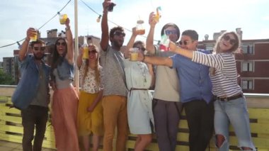 kamera doğru toasting arkadaşlar