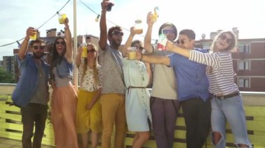 kamera doğru toasting arkadaşlar