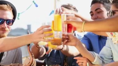 çatı partide toasting insanlar