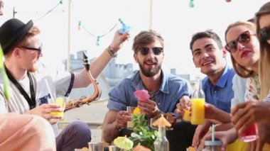 çatı partide toasting insanlar