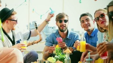 çatı partide toasting insanlar