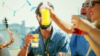 çatı partide toasting insanlar