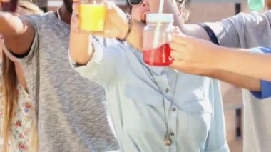 kamera doğru toasting arkadaşlar