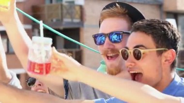 kamera doğru toasting arkadaşlar