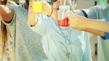  kamera doğru toasting arkadaşlar