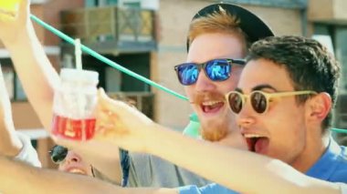 kamera doğru toasting arkadaşlar