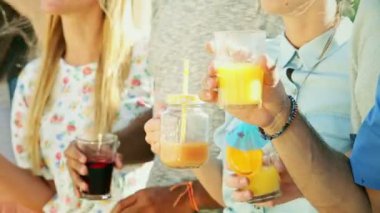  partide toasting arkadaşlar