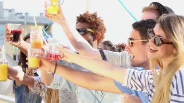 partide toasting arkadaşlar