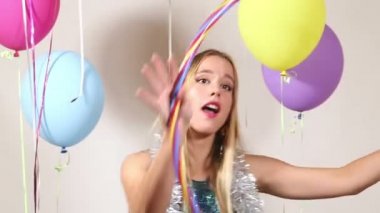 Kadın hulahopla oynuyor