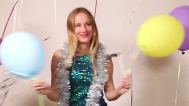 Balonlar ile oynayan kadın